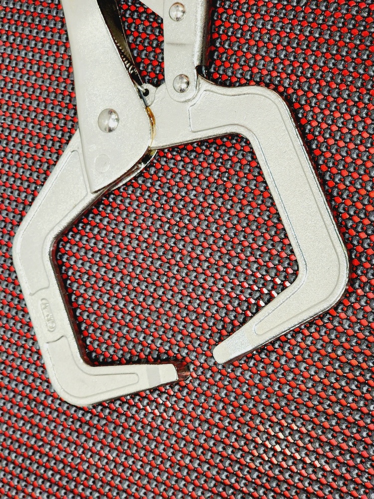 Locking C-clamp pliers-swivel pad